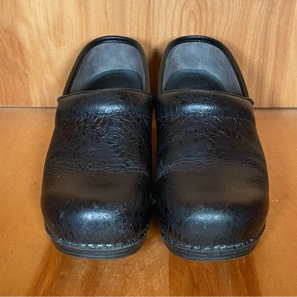 Womens 9 / 39 Dansko Tooled Leather Clogs Black SEF0114 - Picture 2 of 8